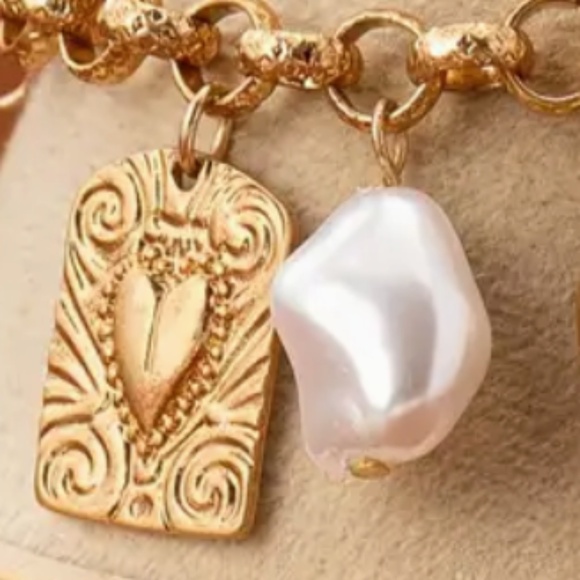 Luxurious Women's Charm Bracelet - Golden-Tone -Faux Pearl Brand New With Tags - Picture 6 of 7